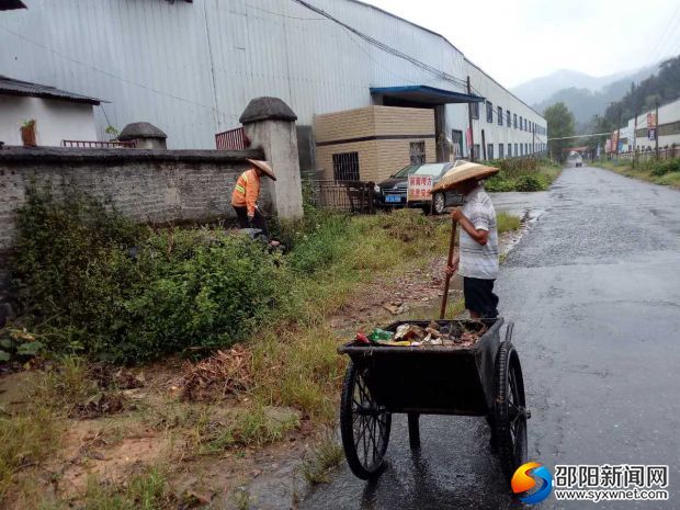 保潔員冒雨打掃衛(wèi)生