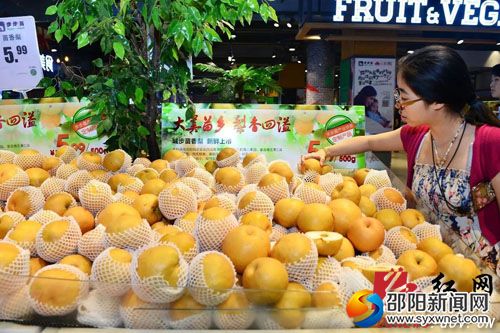 漂亮的苗香梨驚艷長(zhǎng)沙市場(chǎng)。