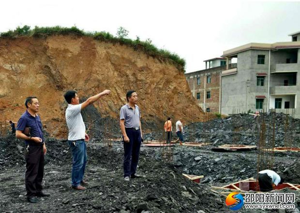 “兩節(jié)”期間武岡市衛(wèi)生計(jì)生局班子成員在基層檢查安全生產(chǎn)