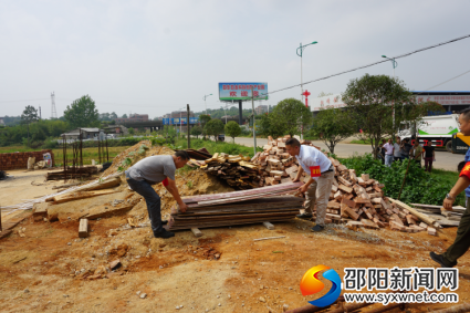 圖3：幫助村民拆解建筑材料，搬離現(xiàn)場