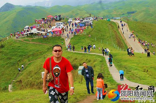 南山大草原游人如織