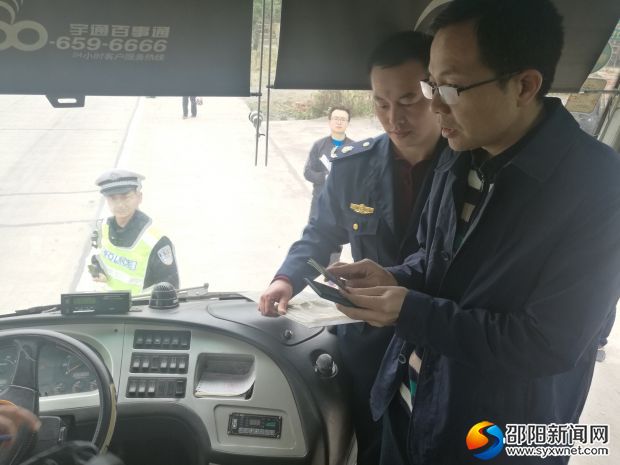 匡雄軍帶領執(zhí)法人員檢查客運車輛