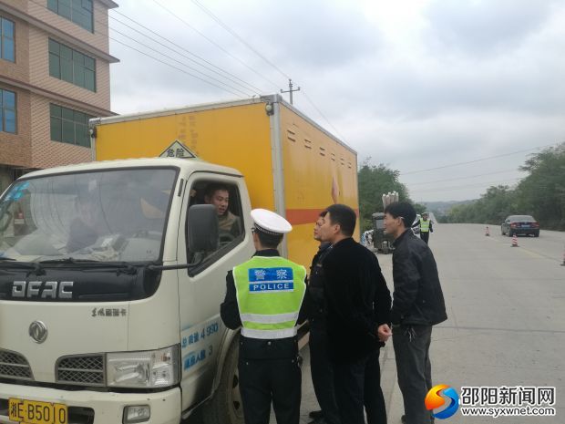 劉偉帶領執(zhí)法人員在檢查危爆車輛