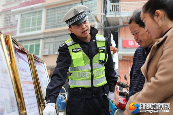 圖為 宣傳民警在司門前鎮(zhèn)開展黃標(biāo)車宣傳