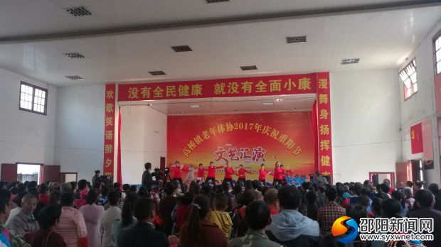 柔力球表演展現(xiàn)了高橋老年朋友矯健身姿