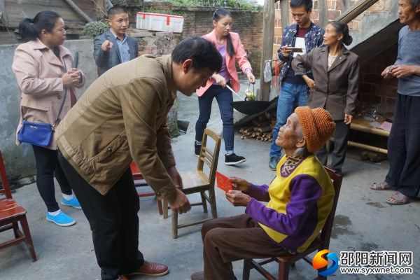 慰問武陽鎮(zhèn)六王村100歲的肖興鳳老人