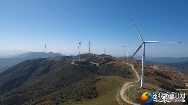 大風車成為綏寧縣寶鼎山一道靚麗的風景