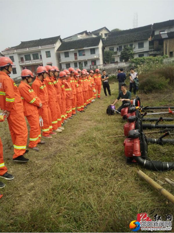 圖為森林消防大隊隊員為鄉(xiāng)鎮(zhèn)半專業(yè)防火隊伍講解滅火工具使用知識