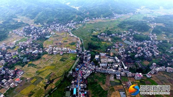 1、黃土礦鎮(zhèn)全景 （肖煒樺 攝）