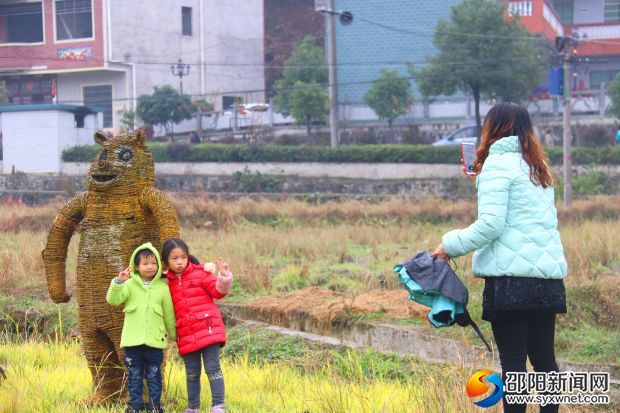 與稻草人合個影