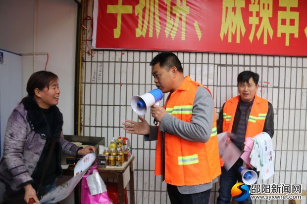 李佑軍向臨街門店經(jīng)營戶宣傳禁炮殯改政策