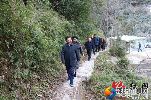 省關工委主任楊泰波一行在老山界重走紅軍路