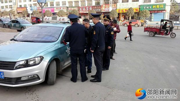 邵東縣城市公交管理局執(zhí)法人員檢查出租車