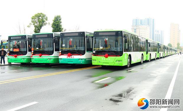 272臺(tái)整裝待發(fā)的純電動(dòng)公交車(chē)