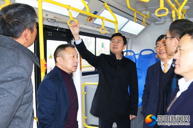 試坐純電動公交車