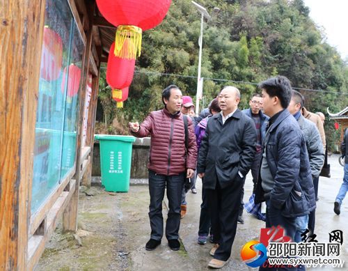 湖南南山國(guó)家公園管理局黨委書記、城步縣委書記羅建南在汀坪橫水村察看十九大精神宣傳欄