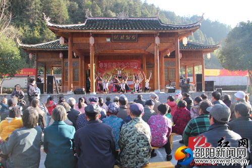 丹口鎮(zhèn)桃林村學(xué)習(xí)貫徹十九大精神文藝演出