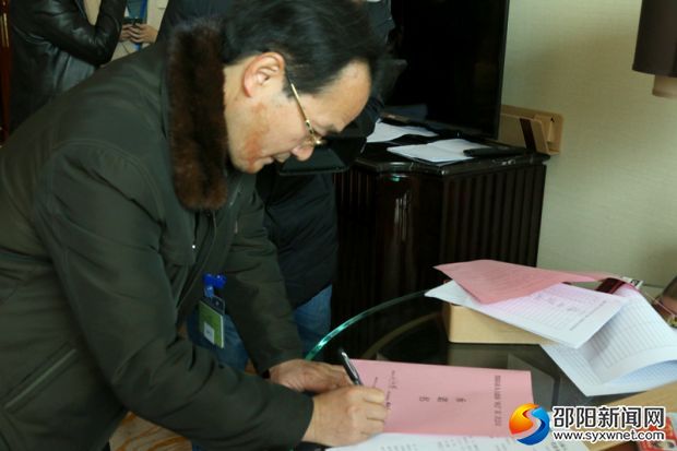 代表們一一簽訂邵陽市人大政協(xié)“兩會”第二次會議“承諾書” 