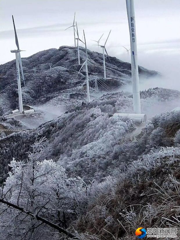 （圖為白雪皚皚大美龍山奇觀）