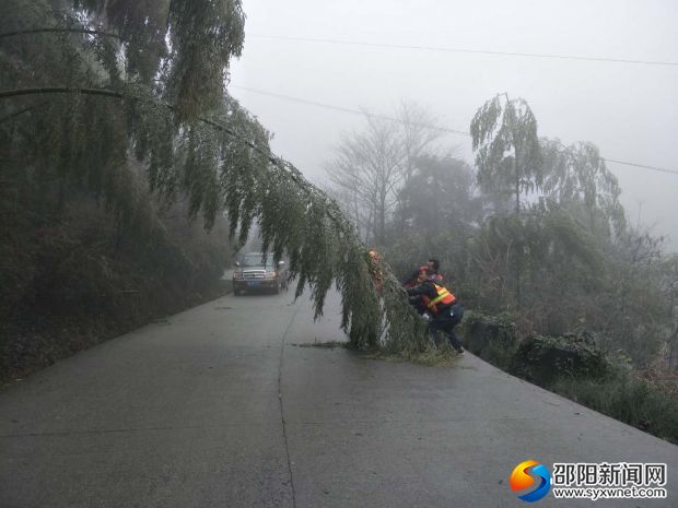 齊心協(xié)力抗冰搶險(xiǎn)的公路人