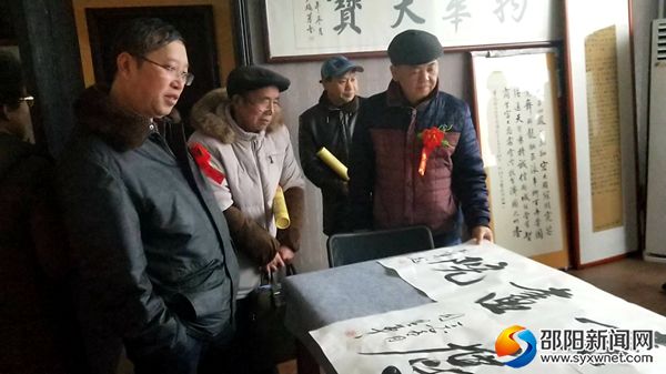 縣委常委、宣傳部長(zhǎng)劉永格觀書畫展