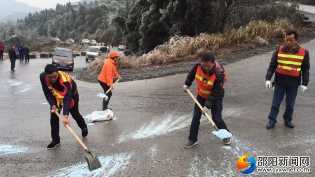 公路搶險應急隊員撒鹽除冰