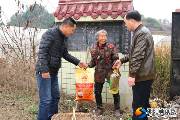 為貧困戶送上糧油等過年物資