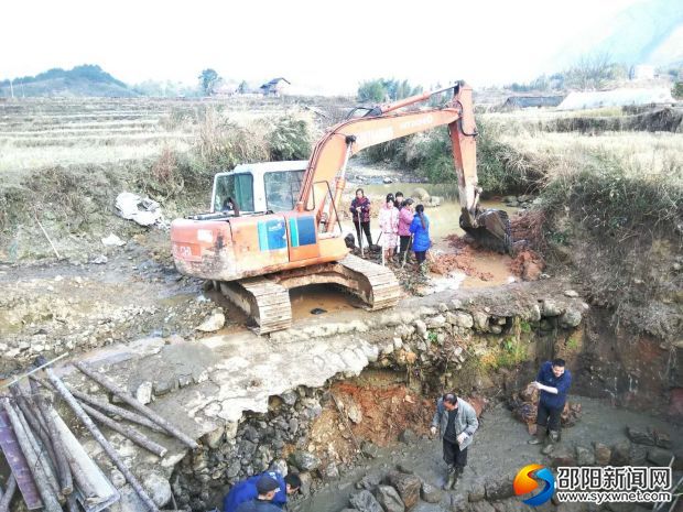 武陽(yáng)鎮(zhèn)毛坪村13組村民修復(fù)堤壩