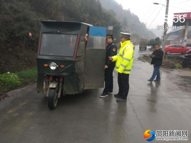 民警路面檢查