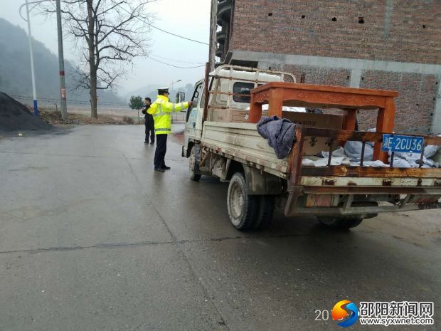 民警路面檢查