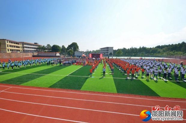 學生們在改造后全新的武岡市鄧元泰鎮(zhèn)中學里生活學習，健康成長。