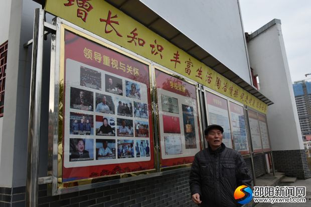 武岡老年大學(xué)副校長(zhǎng)張治宜在介紹學(xué)校所獲榮譽(yù)。