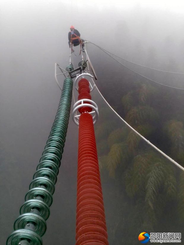 邵陽供電公司工作人員在巡視線路。