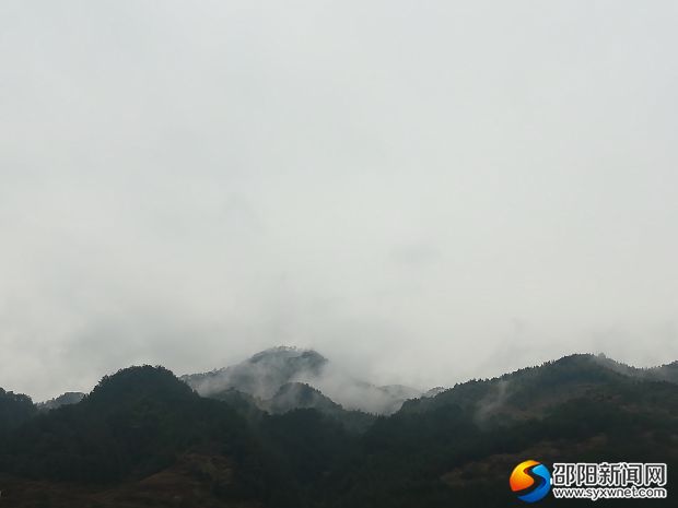 （巍巍龍山霧雨朦朧）