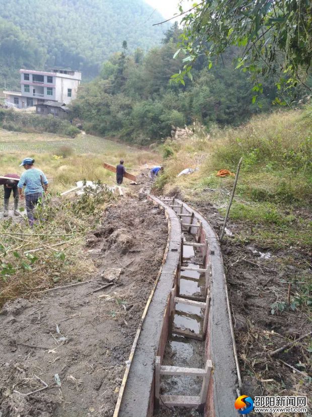 唐家坊鎮(zhèn)羅連村正在修建中的水渠