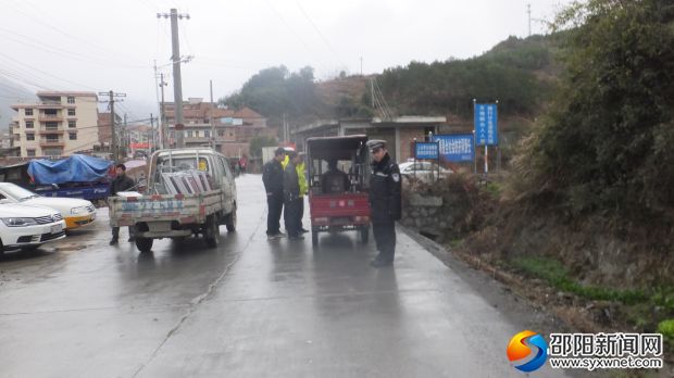 （交警、運(yùn)管執(zhí)法人員執(zhí)法檢查三輪摩托車現(xiàn)場(chǎng)）