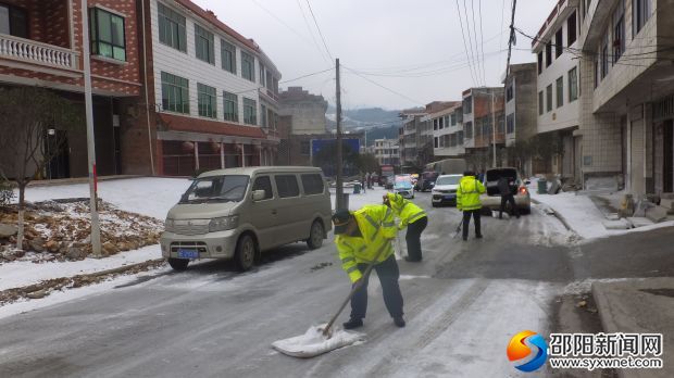 （鎮(zhèn)公路養(yǎng)護站協(xié)助路政撒鹽）