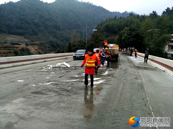 綏寧縣公路局在橋梁上灑工業(yè)鹽除冰_副本