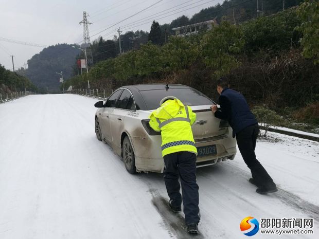 為群眾推車前行