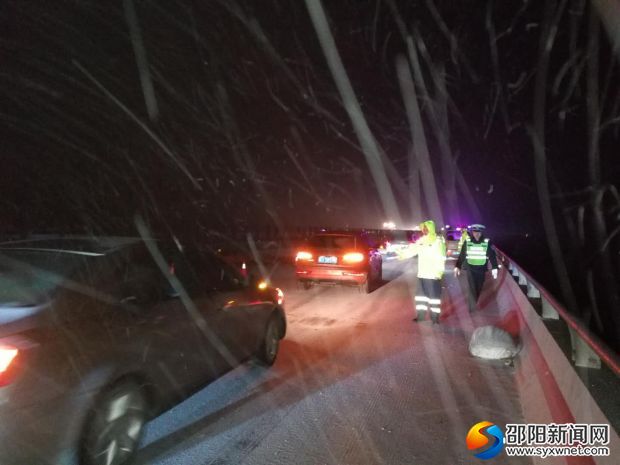 高速路上，值班民警冒雪指揮疏導(dǎo)交通