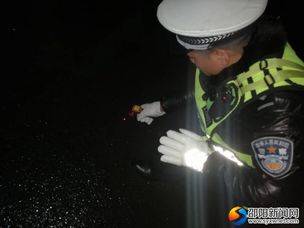 民警用測溫儀測量路面溫度