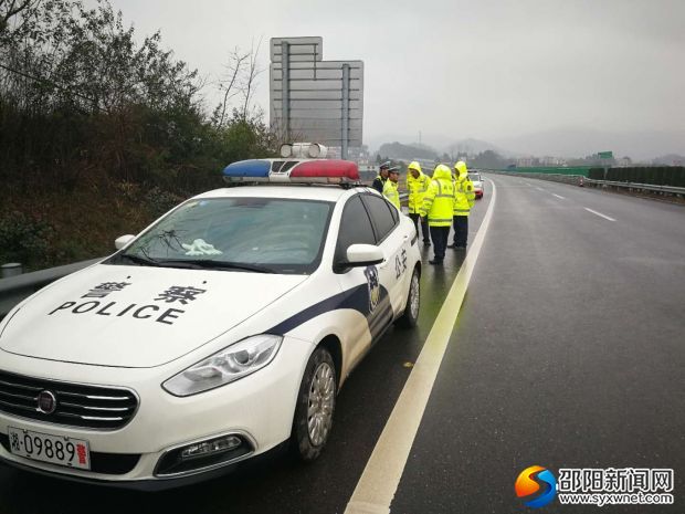 值班民警聯(lián)合路政排查路面情況，商量應(yīng)對(duì)措施