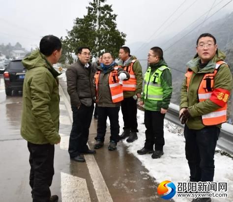 在207國(guó)道梅寨坳地段察看路況