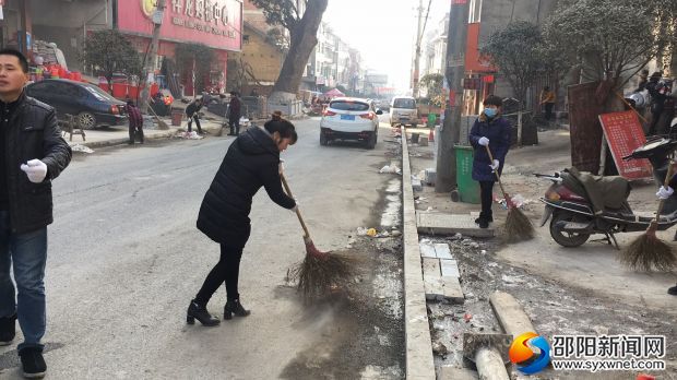 巨口鋪社區(qū)集市處清掃