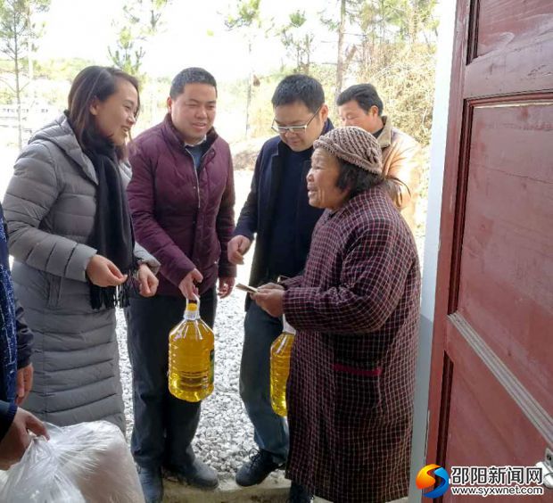 曾劍萍到靈太村慰問貧困戶，