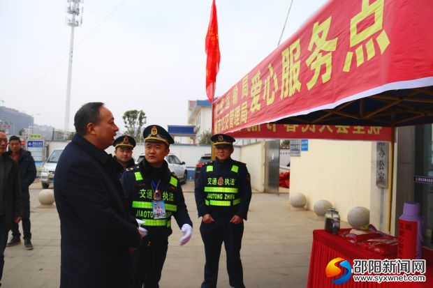 尹安中看望節(jié)假日?qǐng)?jiān)守在高鐵站為旅客服務(wù)的城市公交管理局的工作人員