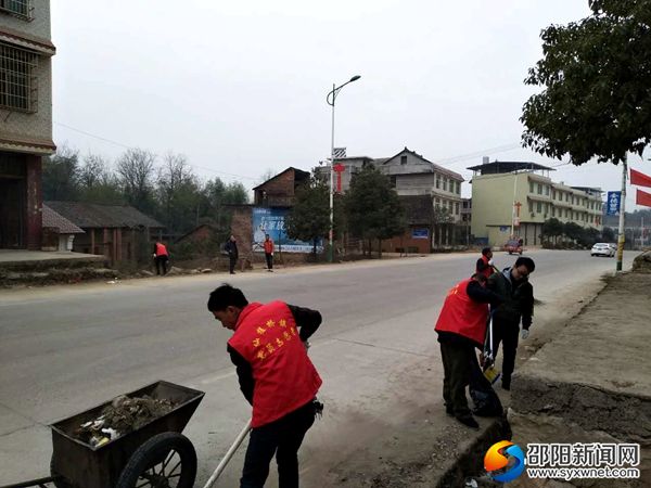 黨員志愿者在清除公路兩側垃圾