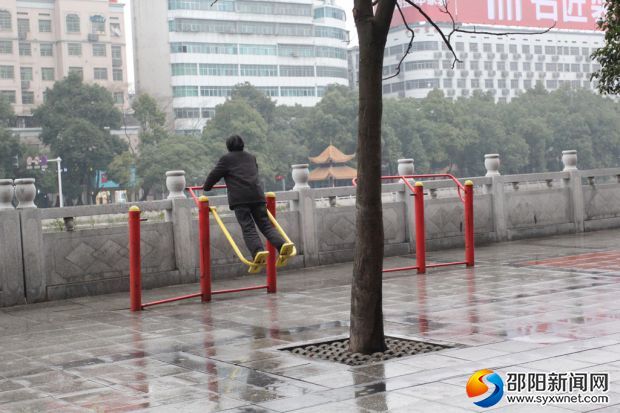 邵水東路大眾電影院正前方，四臺(tái)太空漫步機(jī)僅一臺(tái)可用