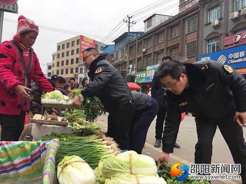 路政隊(duì)員正在幫攤販搬離“馬路市場(chǎng)”