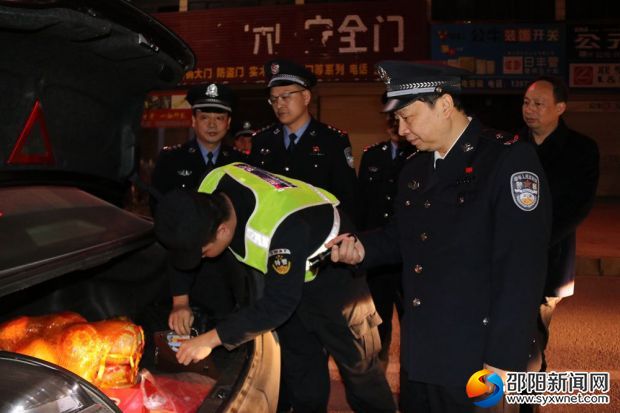 譚學(xué)軍一行在清查過往車輛安全隱患情況_副本